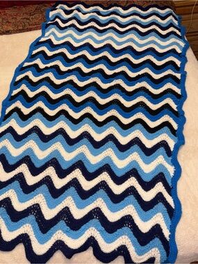 Blue Wave Chevron Throw Blanket - Brand Unknown